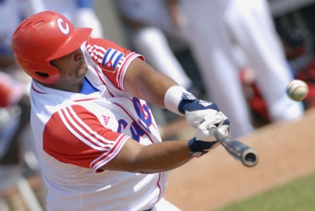 baseball mundial Yosvany Peraza.jpg